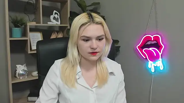 SweetLilyxo online show from April 13, 6:19 am