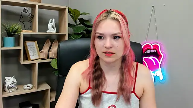 Snapshot of SweetLilyxo chatting on June 25, 6:29 am SweetLilyxo online show from June 25, 6:29 am