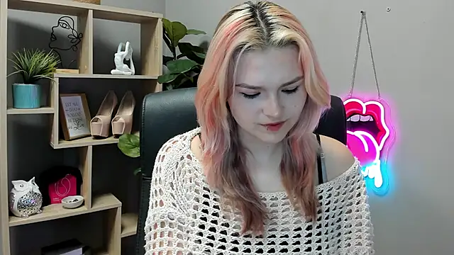 Snapshot of SweetLilyxo chatting on July 7, 8:40 am SweetLilyxo online show from July 7, 8:40 am