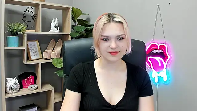 Snapshot of SweetLilyxo chatting on July 13, 6:49 am SweetLilyxo online show from July 13, 6:49 am