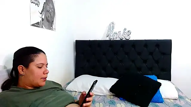 Snapshot of suzy_paz chatting on May 14, 9:54 pm suzy paz online show from May 14, 9:54 pm