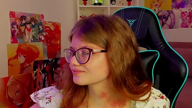 ChloeHalses online show from April 17, 5:10 am