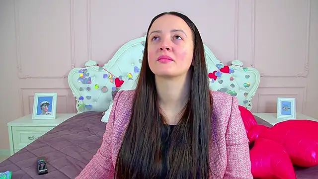 Snapshot of ElinaBellucci chatting on February 13, 4:30 am ElinaBellucci online show from February 13, 4:30 am