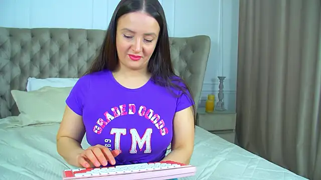 ElinaBellucci online show from April 6, 4:21 am