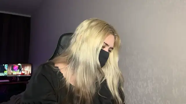 Snapshot of UnaXyling chatting on February 8, 10:07 am UnaXyling online show from February 8, 10:07 am