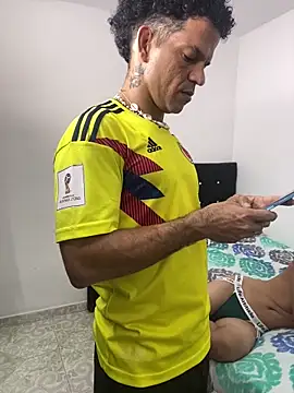 MaxyRyan online show from April 10, 11:59 am