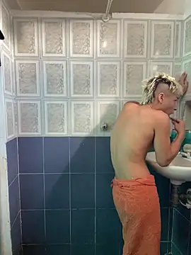 MaxyRyan online show from April 14, 1:17 pm