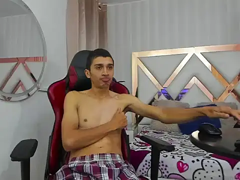 Snapshot of MiaANDrony chatting on February 6, 12:41 pm MiaANDrony online show from February 6, 12:41 pm