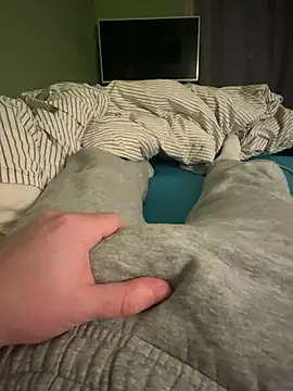 Snapshot of bouillant25ans chatting on February 3, 6:57 pm bouillant25ans online show from February 3, 6:57 pm