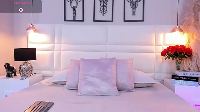 Snapshot of RaquelHyde_ chatting on February 8, 12:41 pm RaquelHyde online show from February 8, 12:41 pm