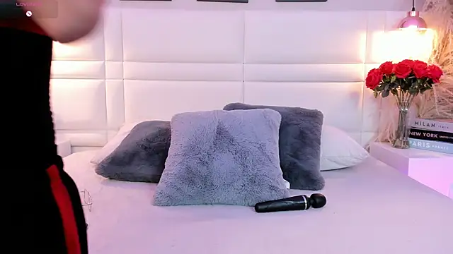 Snapshot of RaquelHyde_ chatting on May 27, 8:17 pm RaquelHyde online show from May 27, 8:17 pm