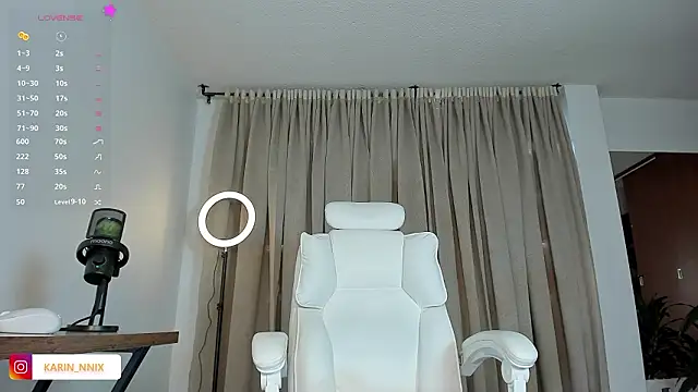 Snapshot of karinnixx chatting on February 28, 9:49 pm karinnixx online show from February 28, 9:49 pm