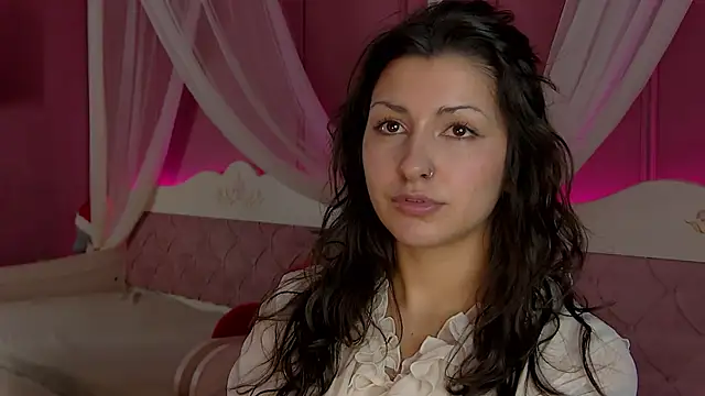 Snapshot of AngelaCox chatting on February 6, 6:18 am AngelaCox online show from February 6, 6:18 am