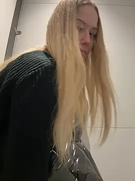 Snapshot of blonde_exe chatting on February 22, 4:05 pm blonde exe online show from February 22, 4:05 pm