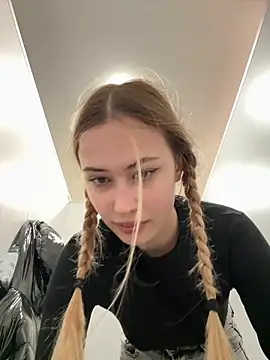 Snapshot of blonde_exe chatting on February 25, 3:32 pm blonde exe online show from February 25, 3:32 pm