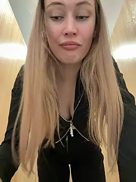 Snapshot of blonde_exe chatting on April 23, 3:25 pm blonde exe online show from April 23, 3:25 pm