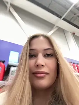 Snapshot of blonde_exe chatting on April 28, 3:17 pm blonde exe online show from April 28, 3:17 pm