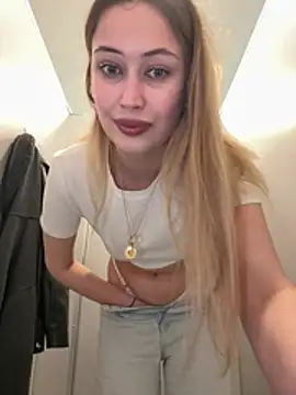 Snapshot of blonde_exe chatting on May 5, 3:31 pm blonde exe online show from May 5, 3:31 pm