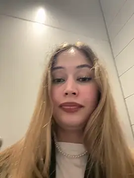 Snapshot of blonde_exe chatting on May 15, 3:30 pm blonde exe online show from May 15, 3:30 pm