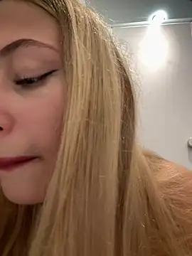 Snapshot of blonde_exe chatting on August 6, 2:08 pm blonde exe online show from August 6, 2:08 pm