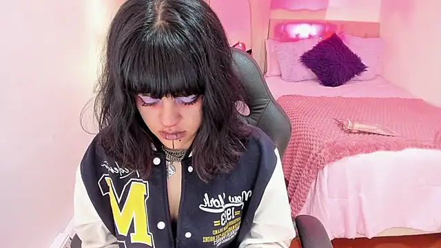 Snapshot of Nahemot_sadish chatting on February 27, 12:05 pm Nahemot sadish online show from February 27, 12:05 pm