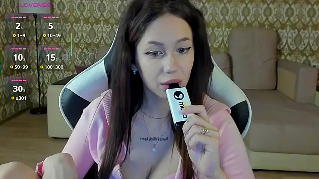 laylaura online show from May 26, 7:59 am