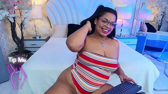 Snapshot of YazminJenner chatting on April 28, 4:50 am YazminJenner online show from April 28, 4:50 am