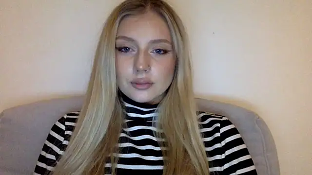 Snapshot of MayaWetDream chatting on February 13, 2:35 pm MayaWetDream online show from February 13, 2:35 pm