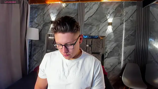 Snapshot of Manson_and_Zoe chatting on June 14, 11:34 am Manson and Zoe online show from June 14, 11:34 am
