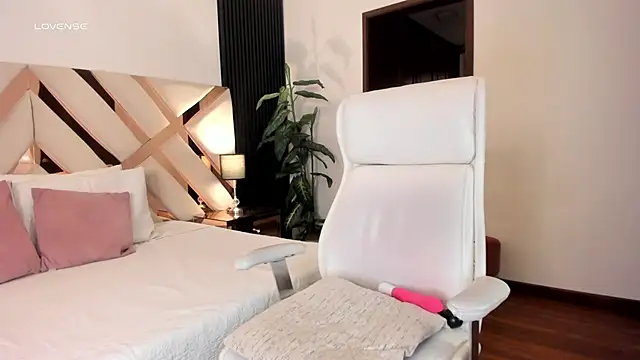 missthailand  online show from April 14, 10:27 pm