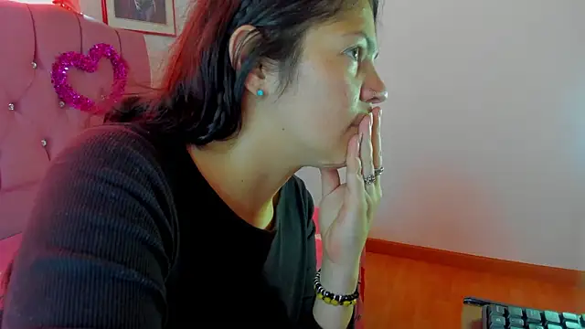 Snapshot of ari_le chatting on February 19, 4:14 pm ari le online show from February 19, 4:14 pm