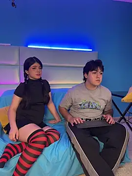 EmilyAndAndrew online show from February 16, 3:46 am