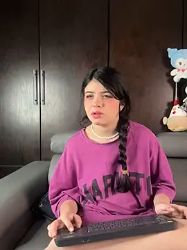 EmilyAndAndrew online show from April 11, 5:01 am