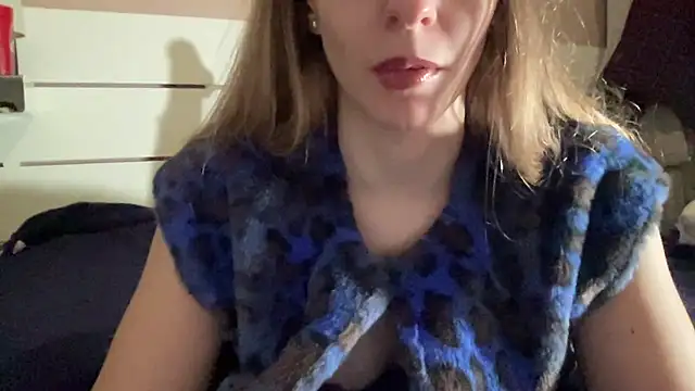 Snapshot of petiteetoile chatting on February 9, 4:55 pm petiteetoile online show from February 9, 4:55 pm