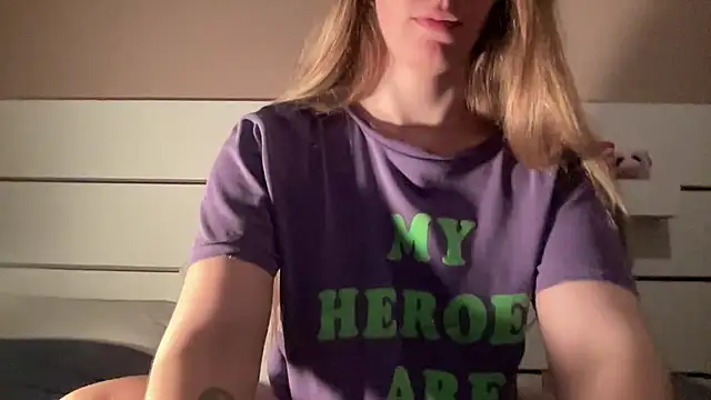 Snapshot of petiteetoile chatting on March 18, 10:13 pm petiteetoile online show from March 18, 10:13 pm