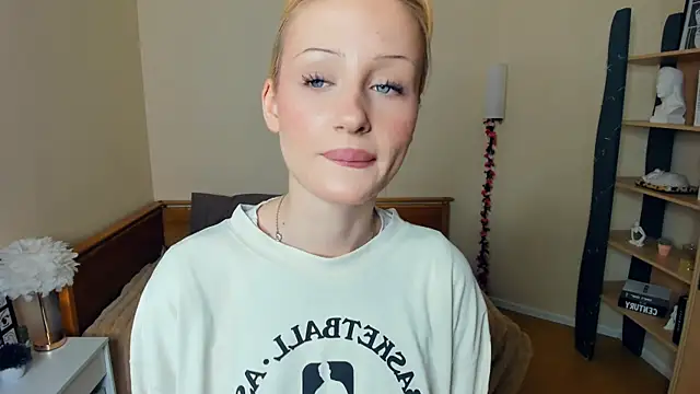 Snapshot of LolaStusse chatting on March 1, 7:54 am LolaStusse online show from March 1, 7:54 am