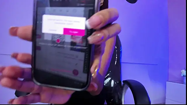 Snapshot of Emma_Hearts chatting on February 6, 3:55 am Emma Hearts online show from February 6, 3:55 am