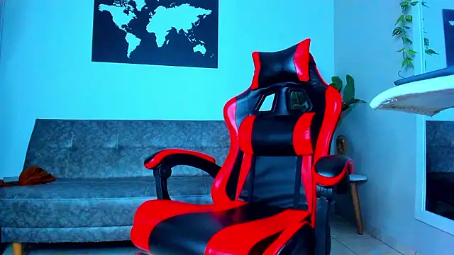 Snapshot of Alessrose chatting on February 16, 7:43 pm Alessrose online show from February 16, 7:43 pm