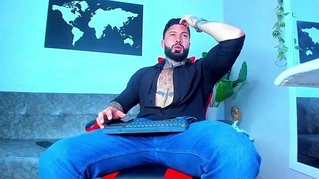 Snapshot of Alessrose chatting on February 17, 7:42 pm Alessrose online show from February 17, 7:42 pm