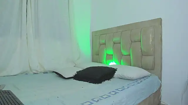 Snapshot of LatinoDark chatting on February 9, 3:43 am LatinoDark online show from February 9, 3:43 am