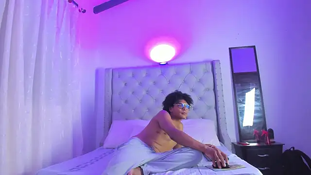 Snapshot of LatinoDark chatting on February 11, 3:11 am LatinoDark online show from February 11, 3:11 am