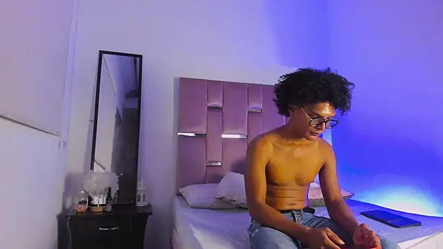 Snapshot of LatinoDark chatting on February 27, 3:28 am LatinoDark online show from February 27, 3:28 am