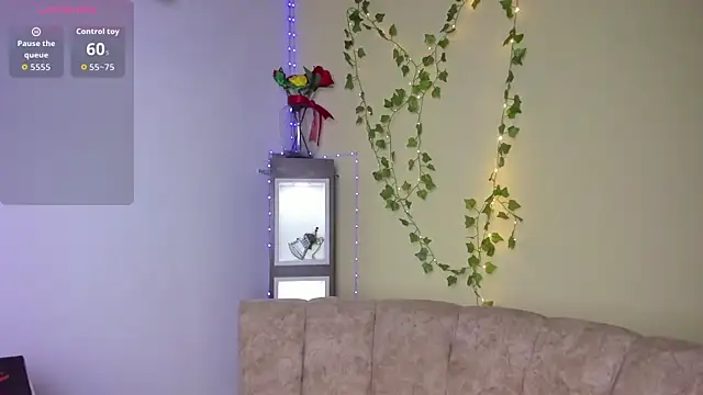 Snapshot of Milf_Luna_ chatting on February 13, 1:12 am Milf Luna online show from February 13, 1:12 am