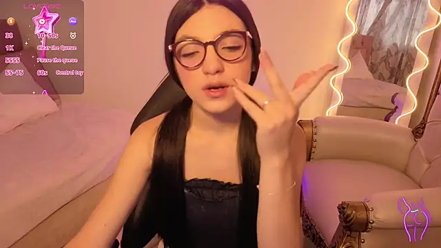 MAHYRA TAY online show from February 12, 8:04 pm