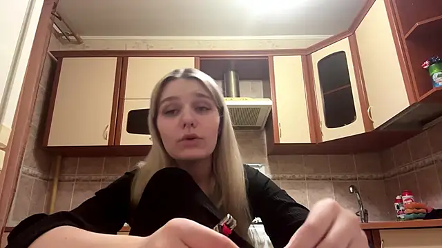 MiaBerlateen online show from February 23, 7:00 pm