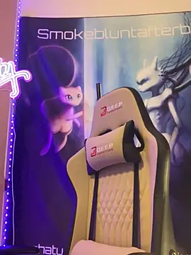 Snapshot of Smokebluntafterblunt chatting on February 15, 12:25 pm Smokebluntafterblunt online show from February 15, 12:25 pm