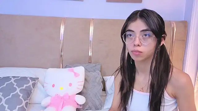 Mia Naive online show from June 25, 12:53 pm