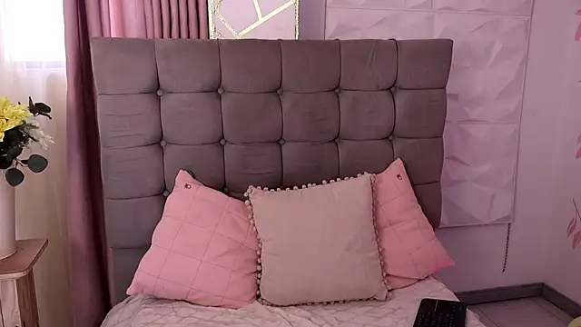 Snapshot of EmmaClark__ chatting on February 9, 8:02 pm EmmaClark online show from February 9, 8:02 pm