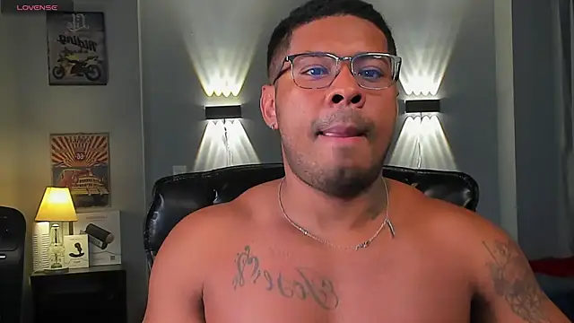 Snapshot of LEOHRDZ chatting on March 1, 9:44 am LEOHRDZ online show from March 1, 9:44 am