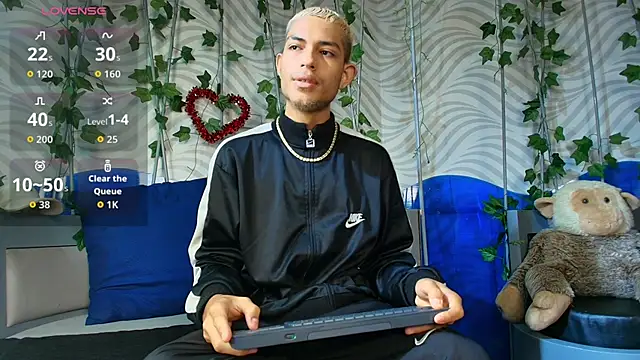 Snapshot of ItsZairen chatting on February 26, 4:22 am ItsZairen online show from February 26, 4:22 am